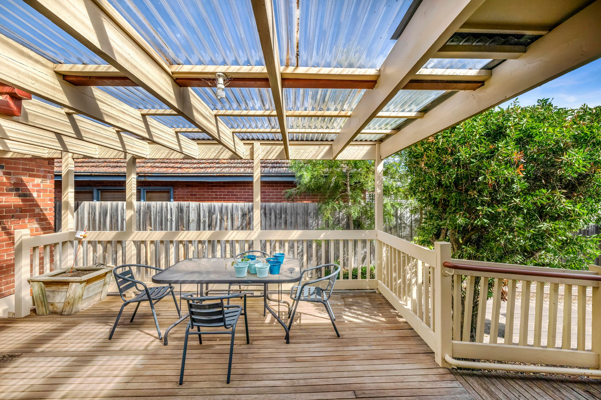 A fantastic location close to station, cafe and shops. — Home image 7
