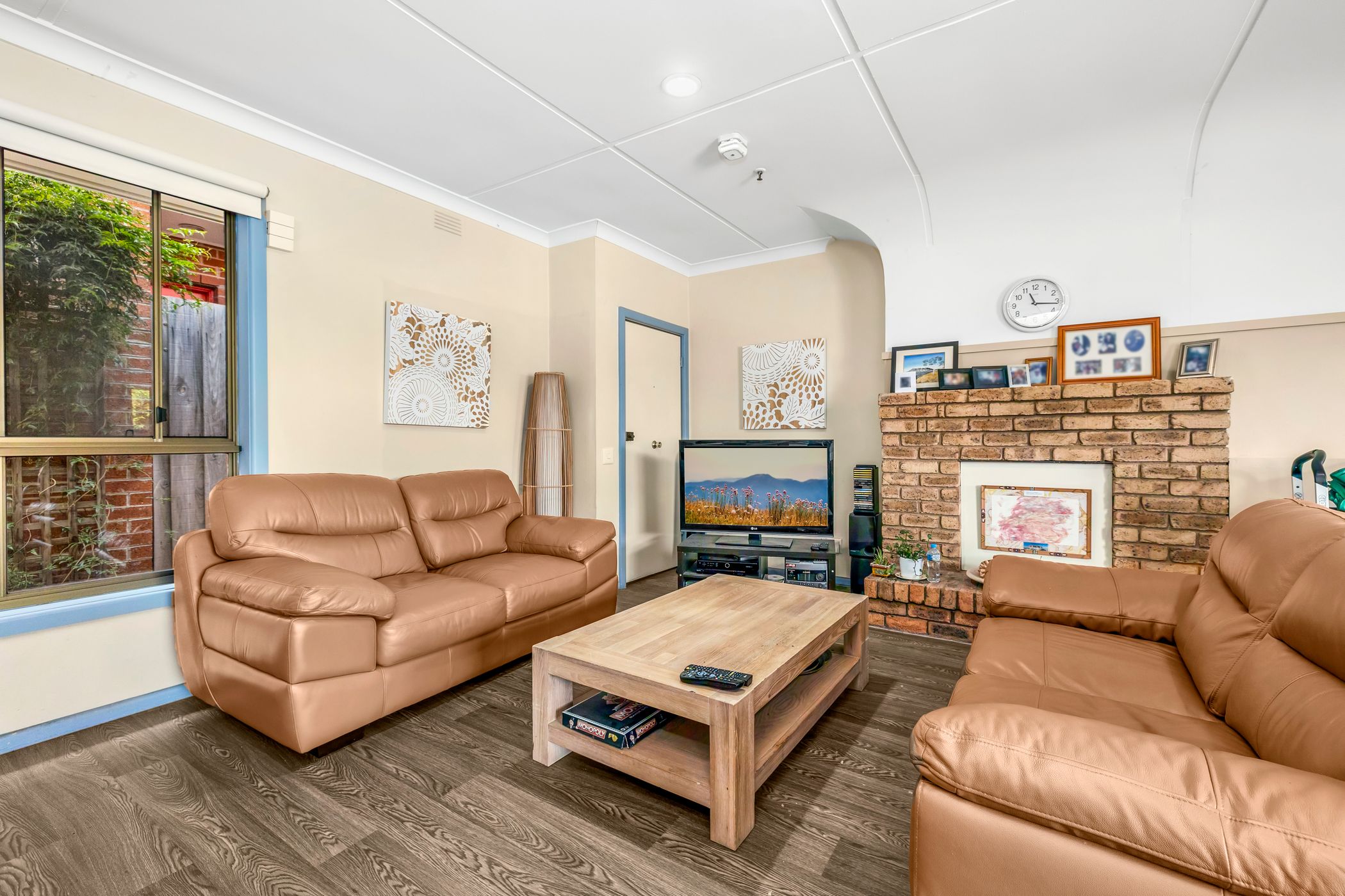 A fantastic location close to station, cafe and shops. — Home image 8