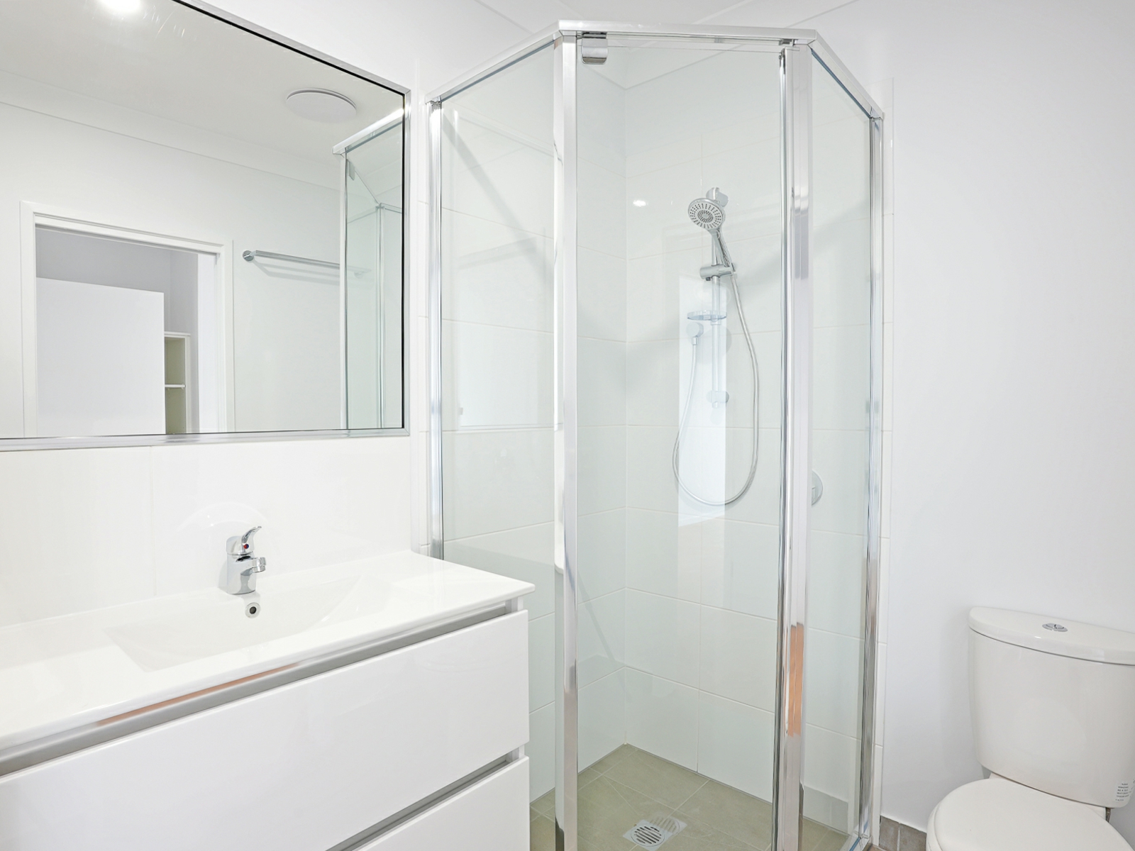 3 HPS Rooms + OOA, in Shaw QLD — Home image 6