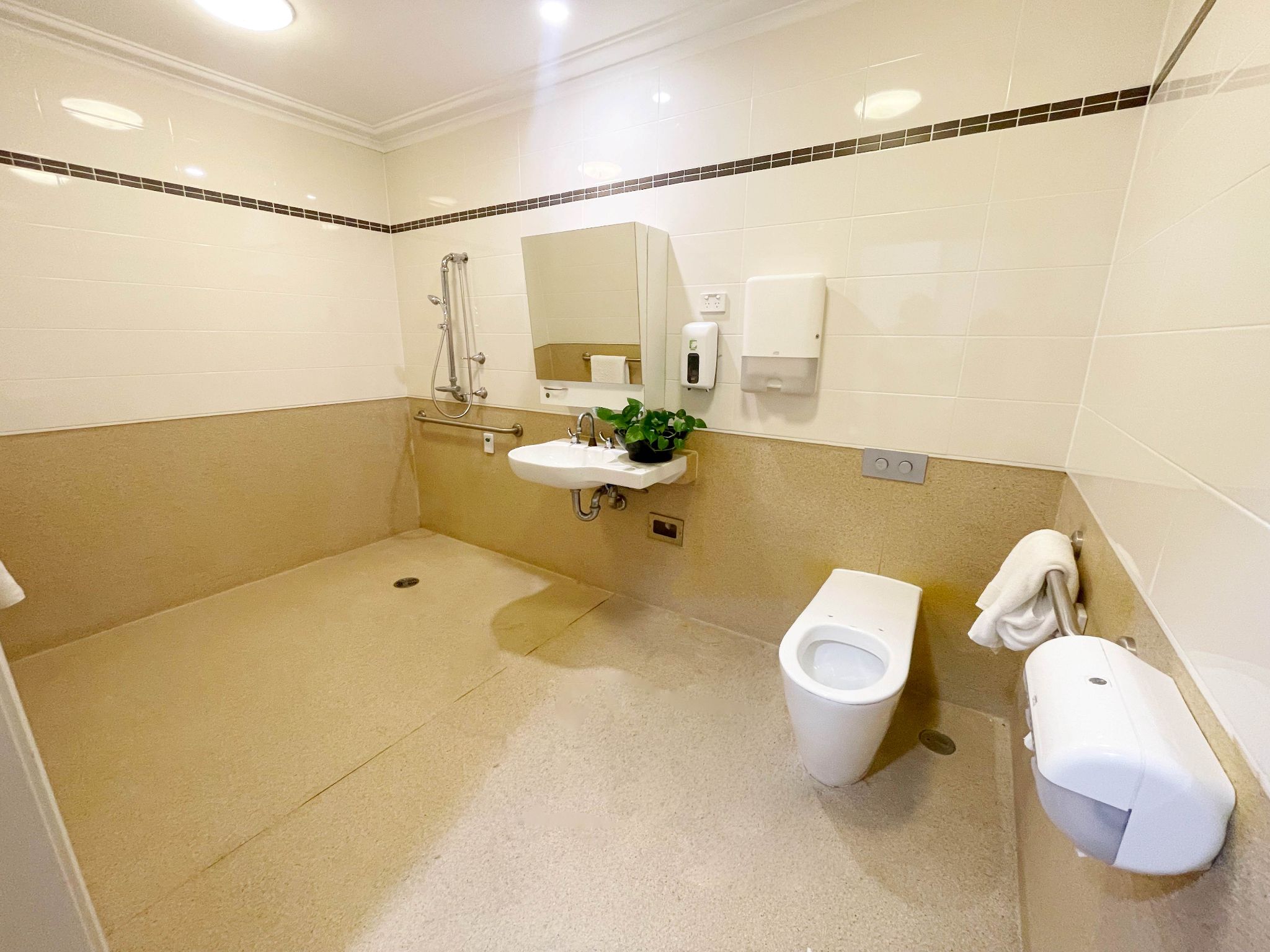 Ferguson Lodge - Large individual rooms with ensuites - SIL, STA, MTA — Home image 8