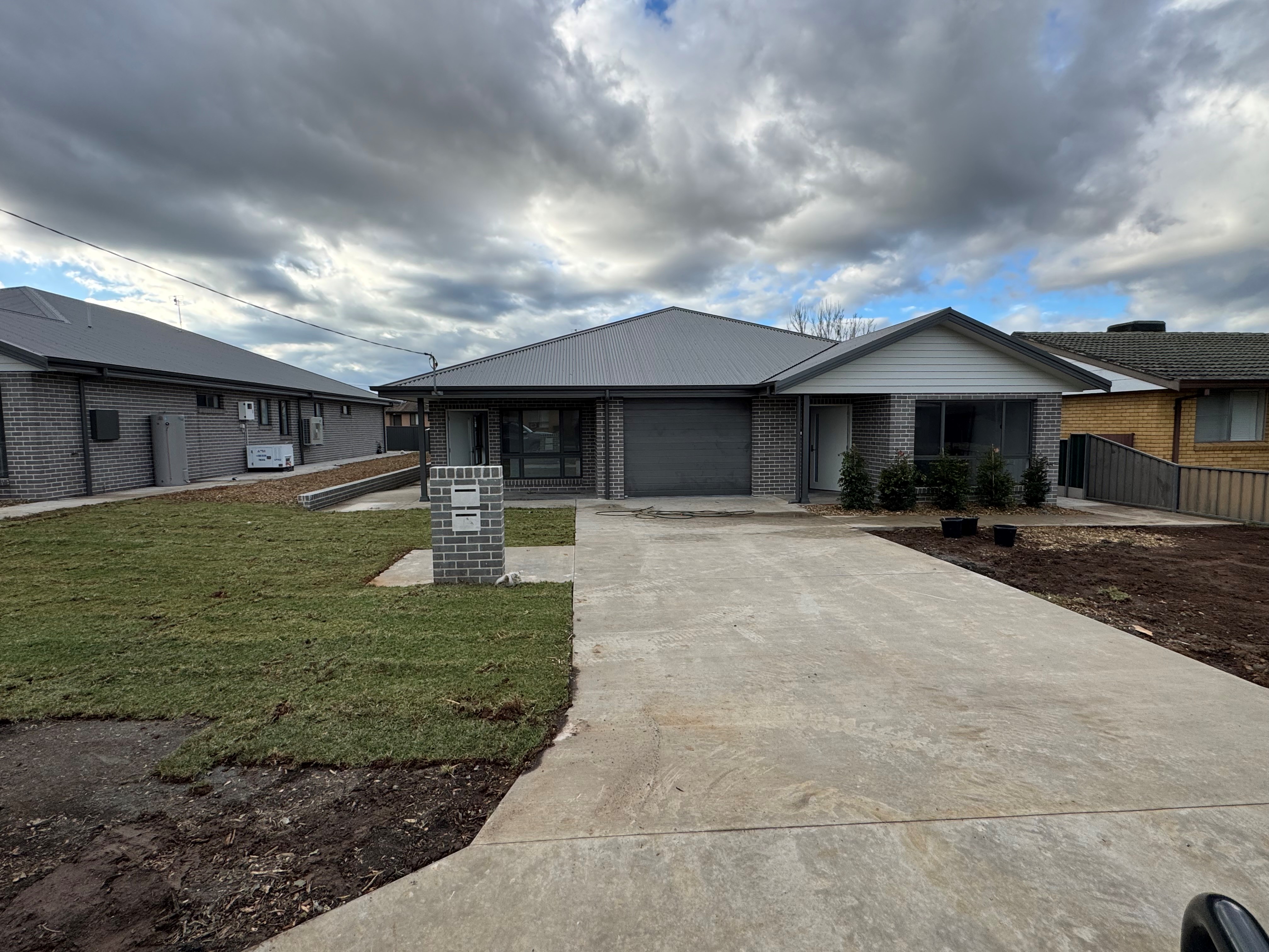 Two Side By Side High Physical Support House and Villa — Home image 2