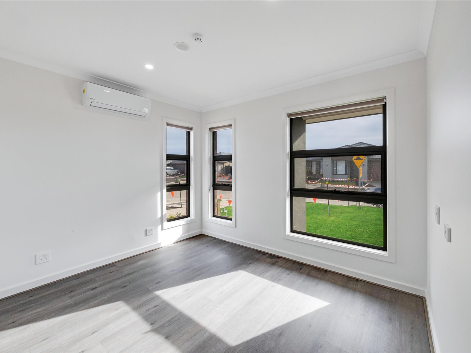 CLYDE NORTH – BRAND NEW IMPROVED LIVEABILITY  – 2 PARTICIPANTS – MOVE IN NOW — Home image 3