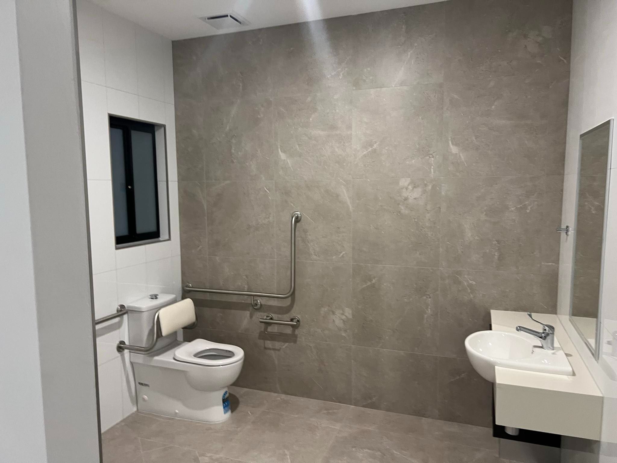 3 BR High Physical Support Home with OOA Room – Lee Point — Home image 3