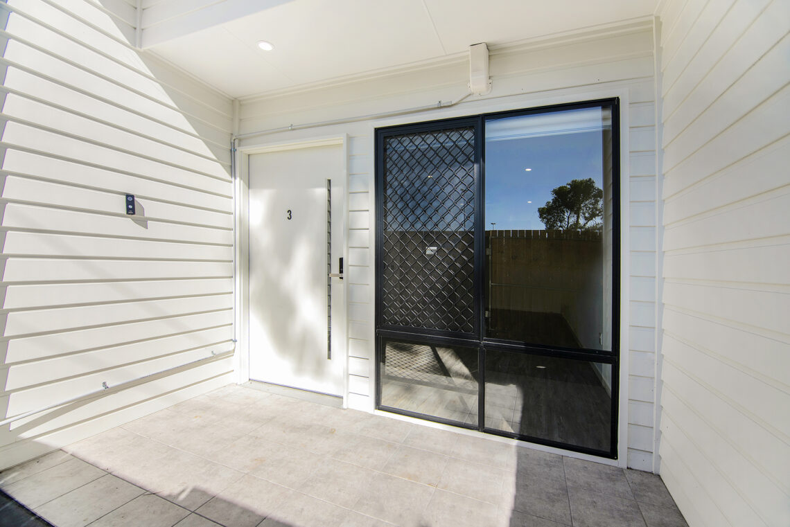 1-Bedroom + OOA Robust House – Separate living in West Brisbane in Doolandella