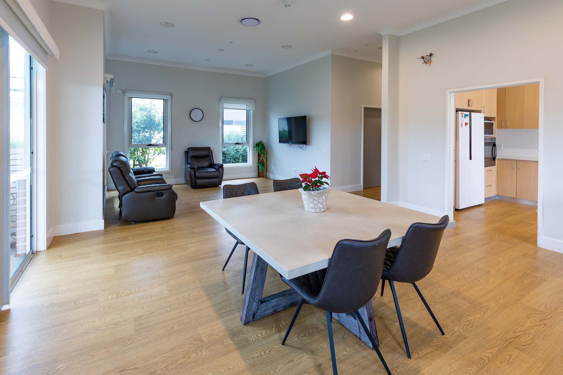 Discover tranquil living in the lakeside suburb of Bonnells Bay — Home image 5