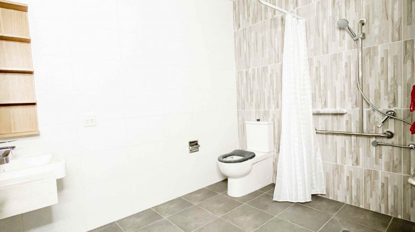 Modern fully-accessible one-bedroom apartment in SIL supported Vertical Village — Home image 9