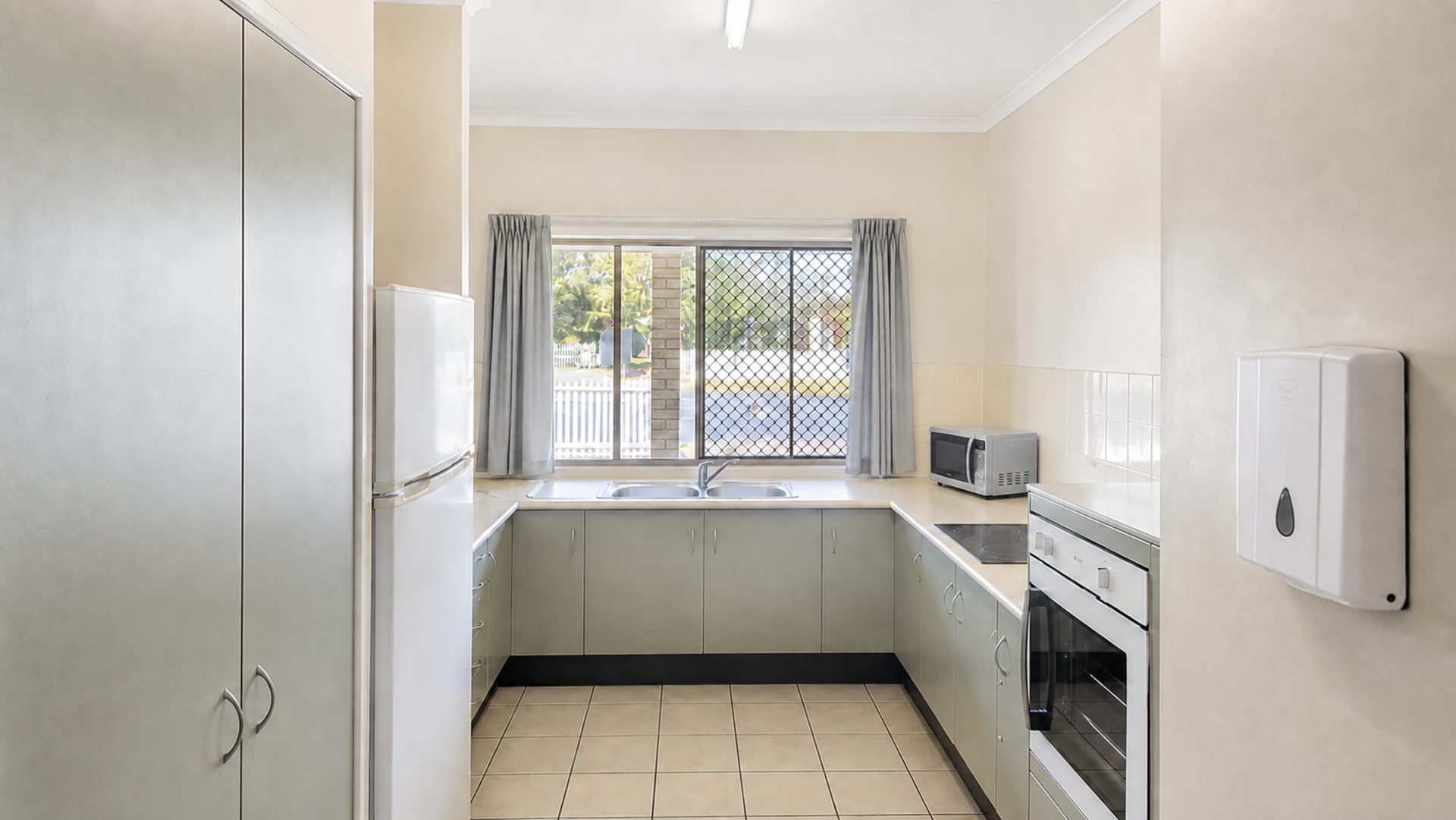 Enjoy comfortable supported living in a welcoming home close to shops, parks and everyday amenities — Home image 3