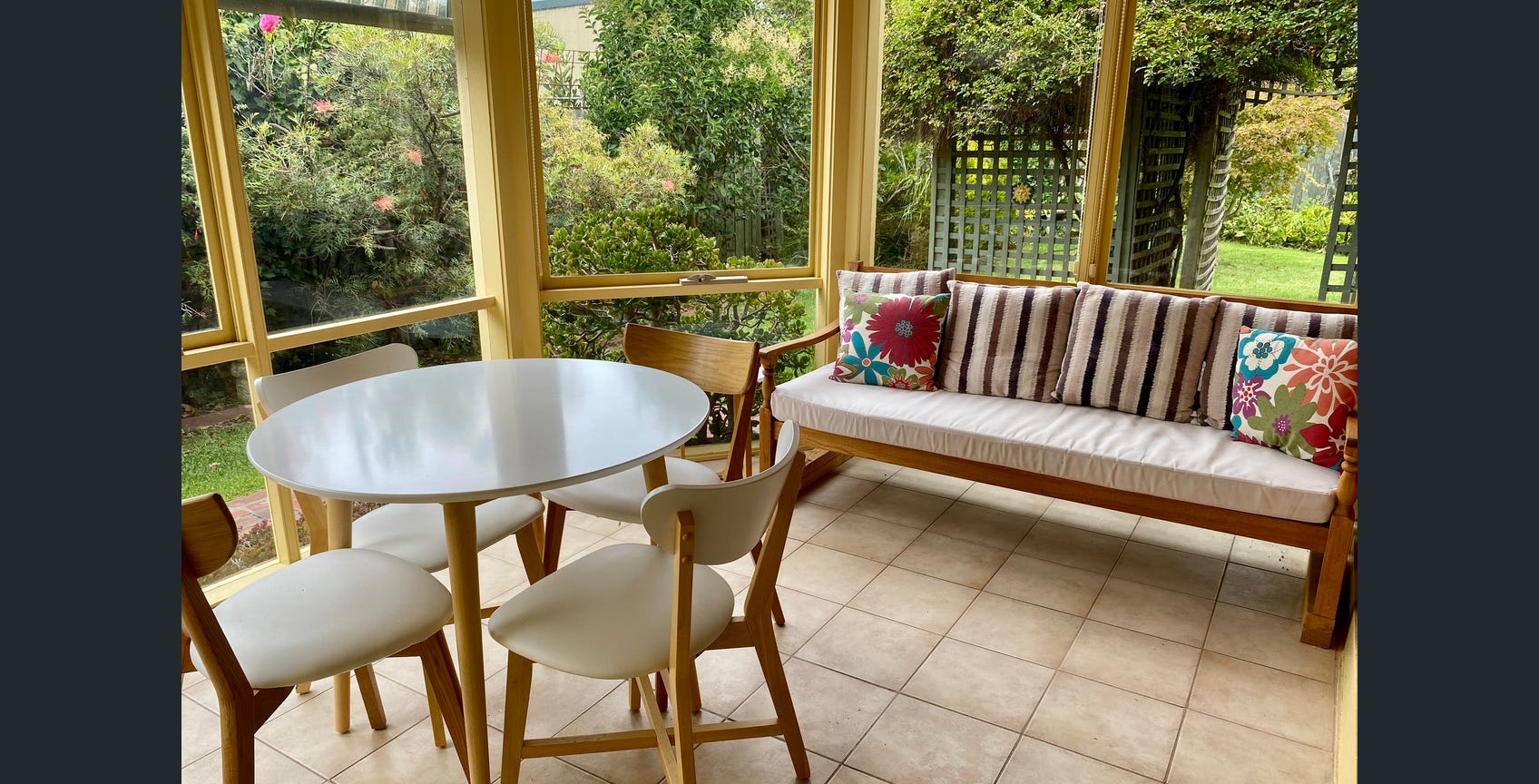 Beautiful SIL Home in Dromana, Stone throw from the beach — Home image 4
