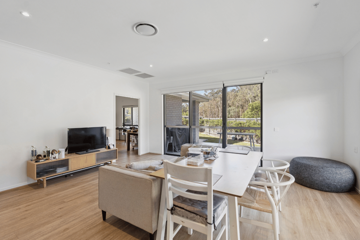 Join this leafy suburban home with easy access to Brisbane CBD. — Home image 2