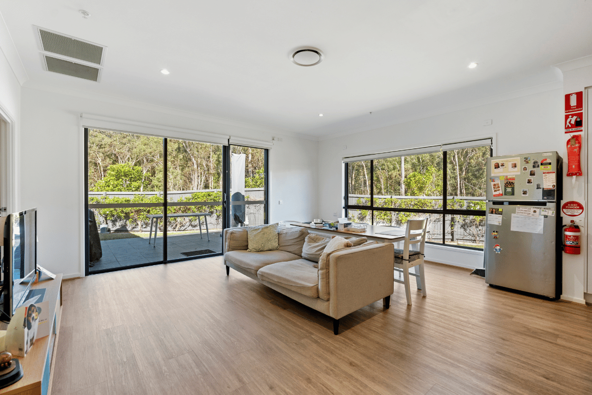 Join this leafy suburban home with easy access to Brisbane CBD. — Home image 3