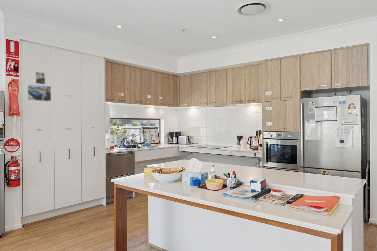 Join this leafy suburban home with easy access to Brisbane CBD. — Home image 5