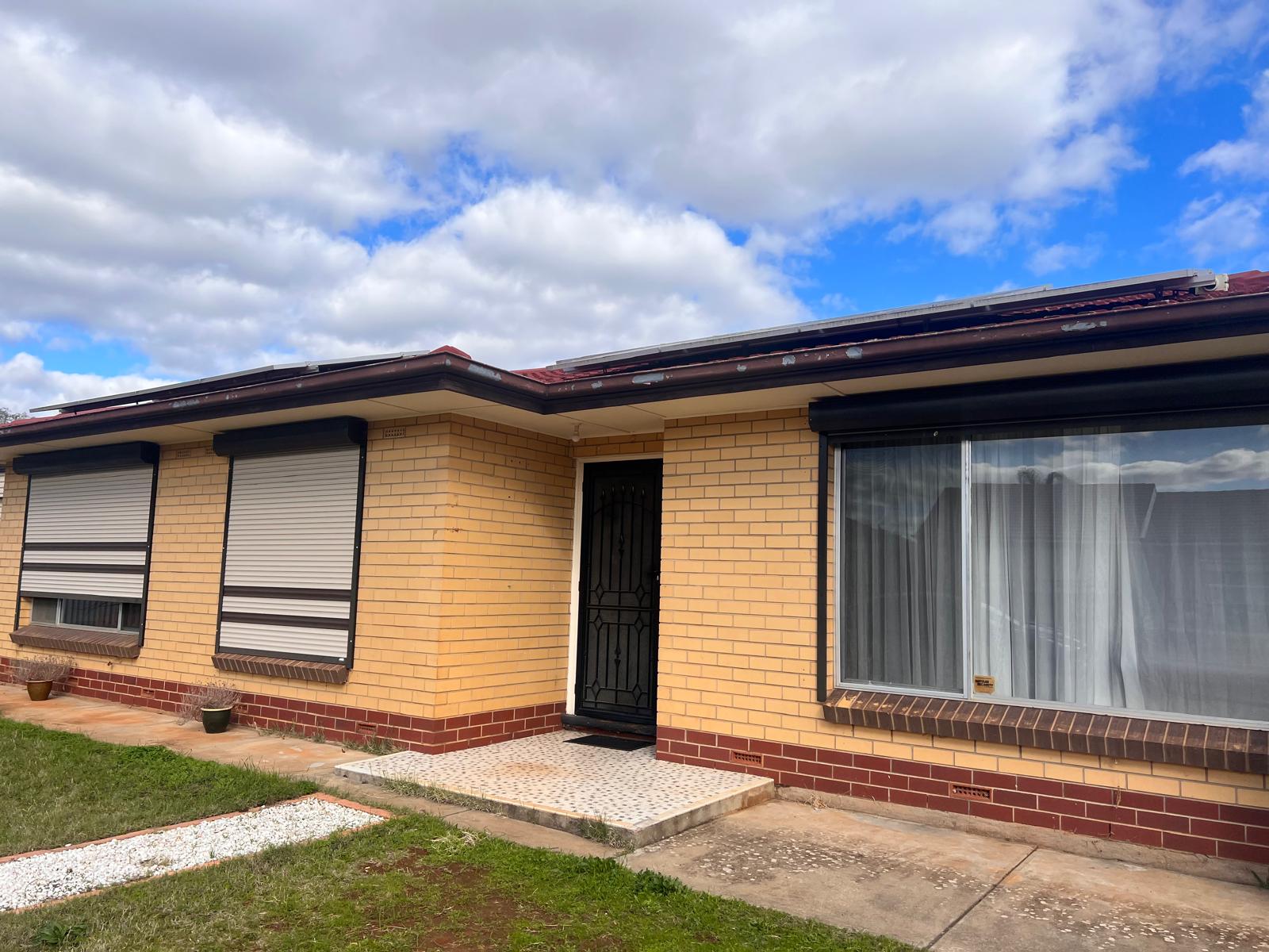 3 bedroom home AND separate unit with own yard — Home image 2