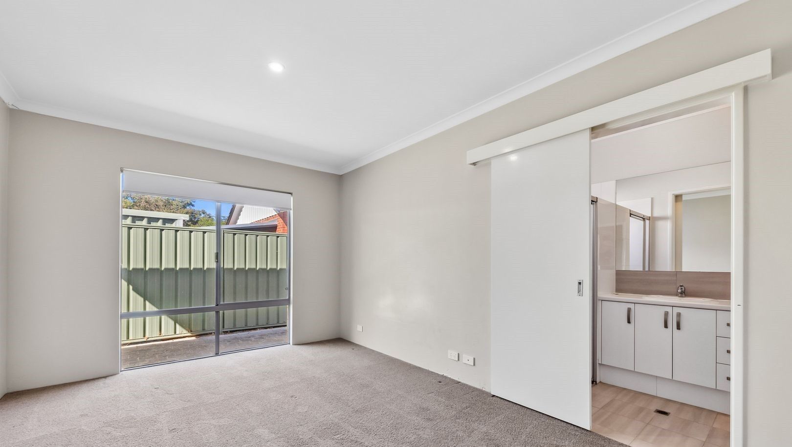 Bedroom w/ sole use toilet and bathroom - AVAILABLE NOW - Nearby shops and parks, easily accessible by major roads — Home image 5