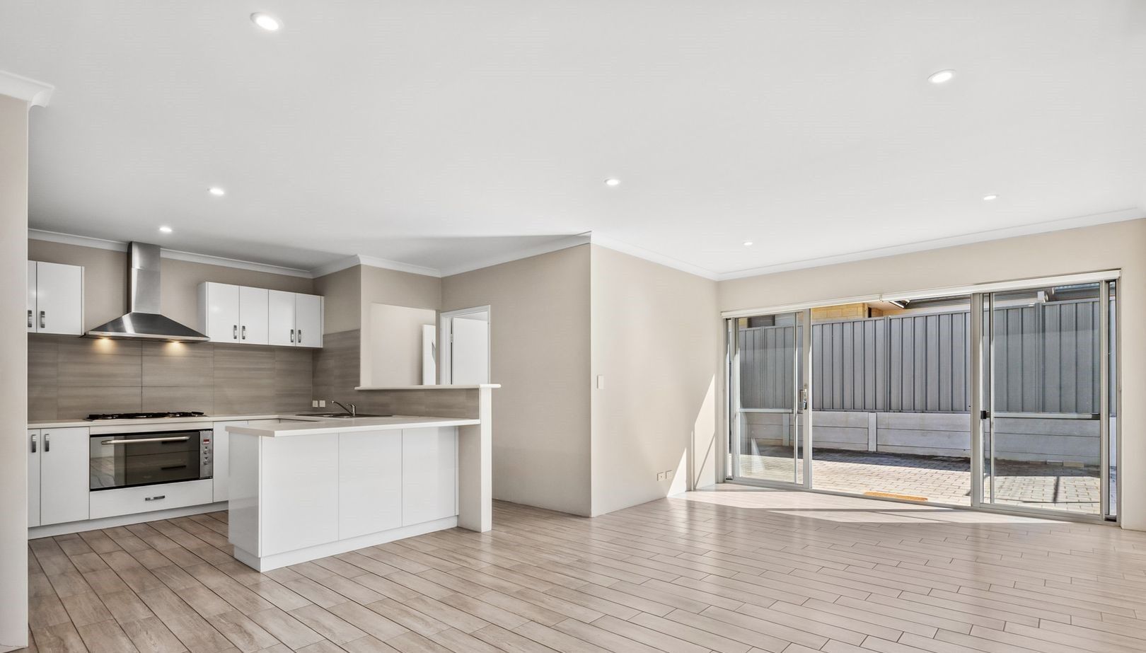 Bedroom w/ sole use toilet and bathroom - AVAILABLE NOW - Nearby shops and parks, easily accessible by major roads — Home image 6