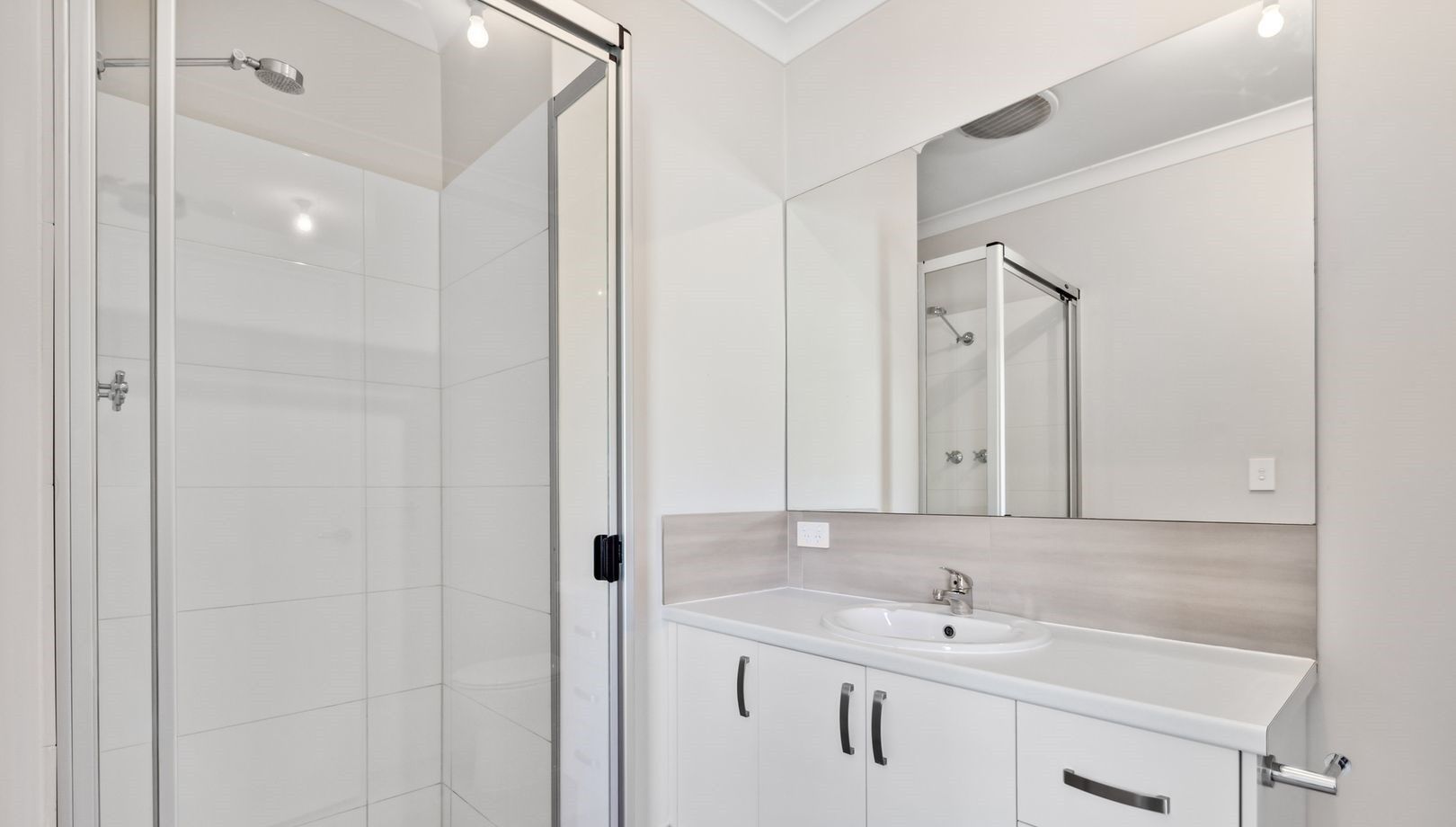 Bedroom w/ sole use toilet and bathroom - AVAILABLE NOW - Nearby shops and parks, easily accessible by major roads — Home image 8
