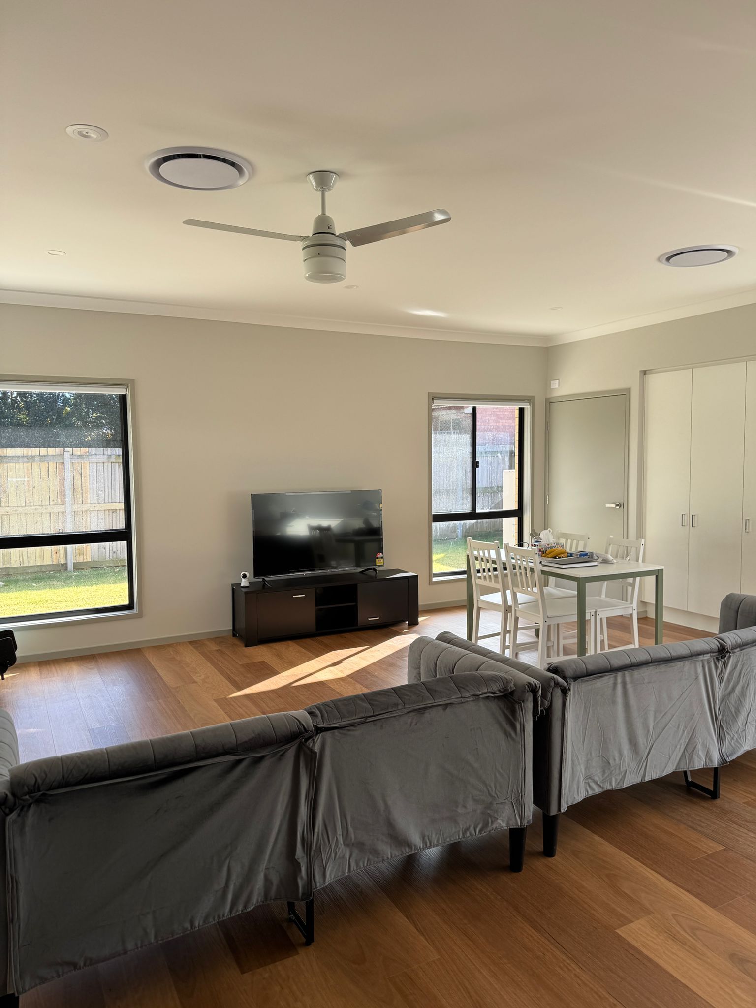 Loganlea - 3 bedroom SDA House with large yard — Home image 3