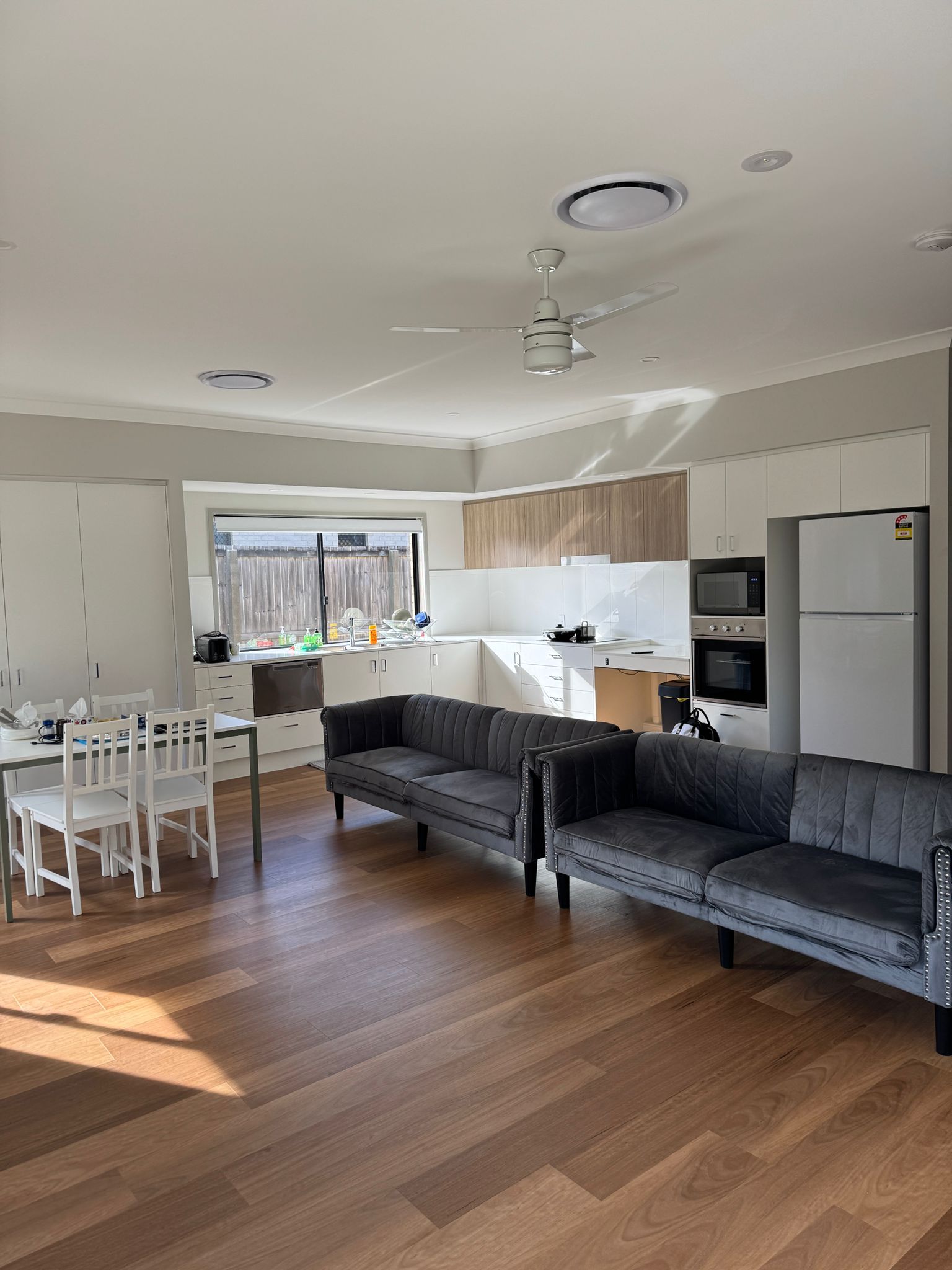 Loganlea - 3 bedroom SDA House with large yard — Home image 4