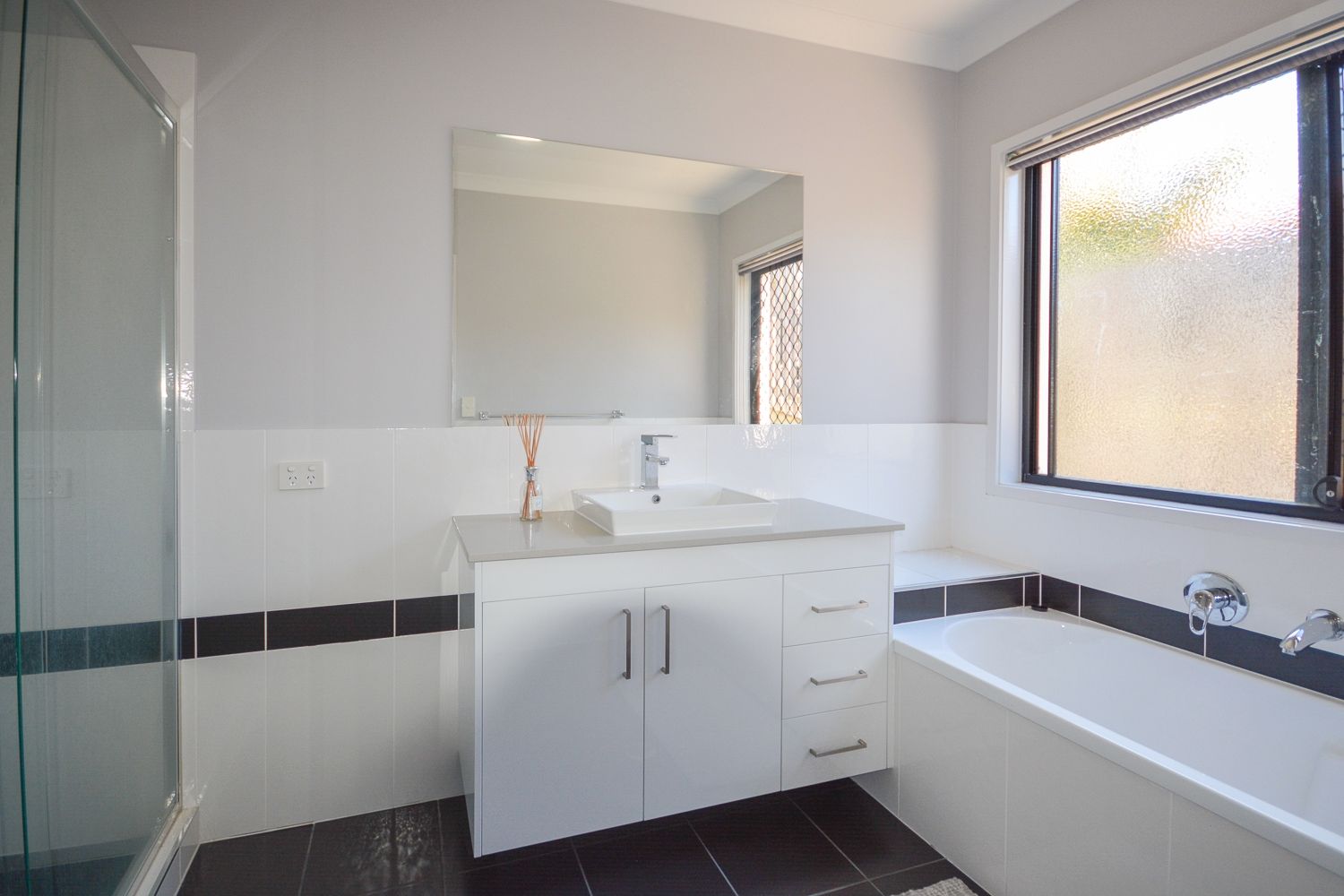 REDBANK PLAINS — Home image 14
