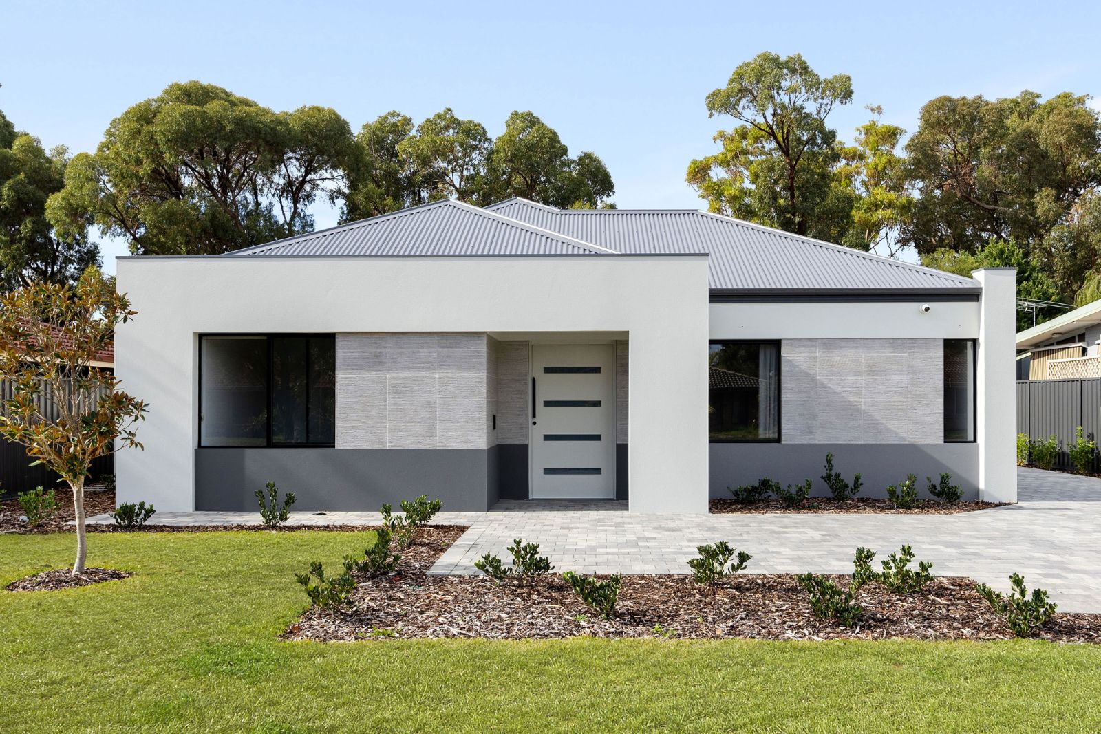 Clever Design in Coastal Location - 3 bed home plus 2-bed villa Disability Accommodation — Home image 4