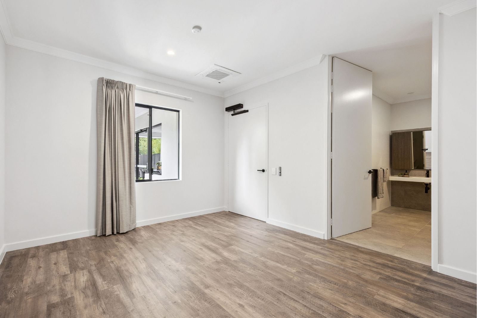 Clever Design in Coastal Location - 3 bed home plus 2-bed villa Disability Accommodation — Home image 11