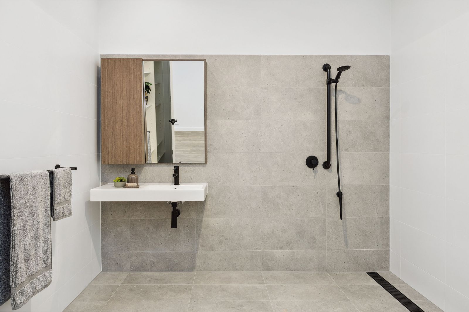 Clever Design in Coastal Location - 3 bed home plus 2-bed villa Disability Accommodation — Home image 12