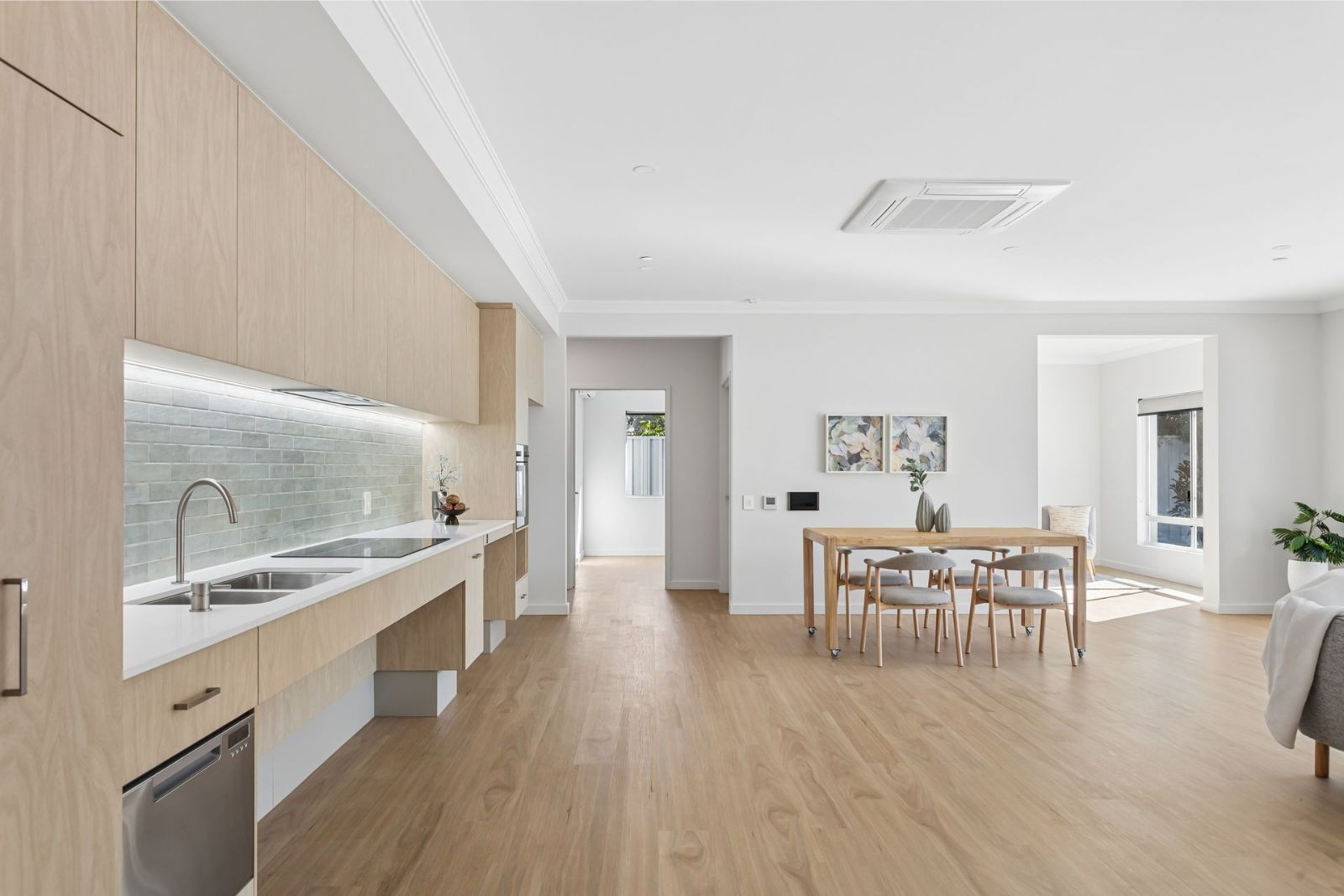 Ultimate Convenience in this 3-Bedroom Home for Sharing PLUS a separate 2-bedroom Villa for 1. Disability Accommodation — Home image 3