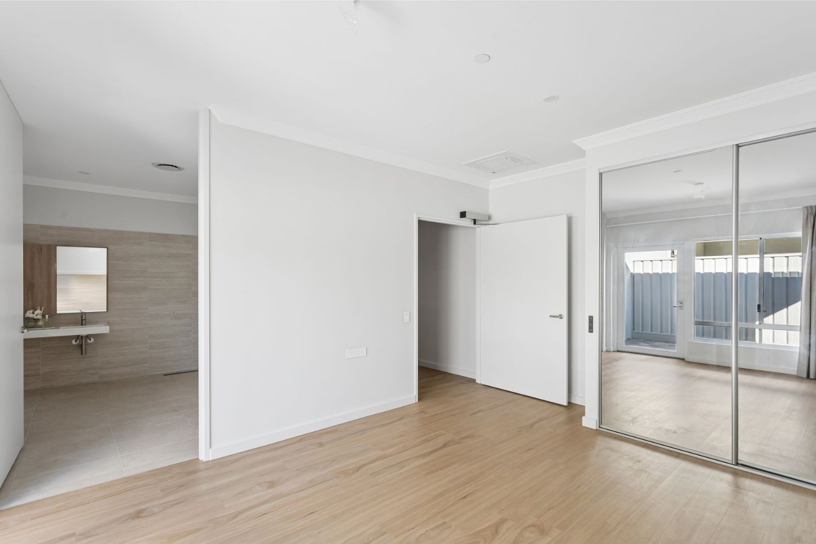 Ultimate Convenience in this 3-Bedroom Home for Sharing PLUS a separate 2-bedroom Villa for 1. Disability Accommodation — Home image 7