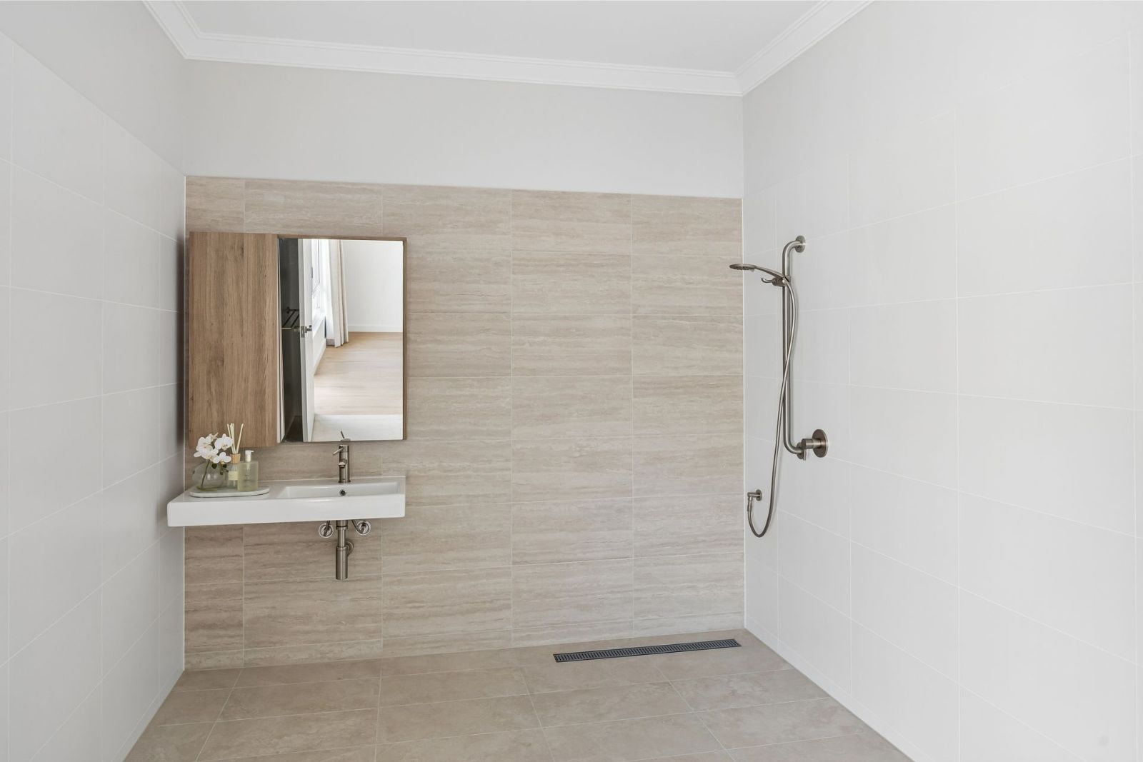 Ultimate Convenience in this 3-Bedroom Home for Sharing PLUS a separate 2-bedroom Villa for 1. Disability Accommodation — Home image 8