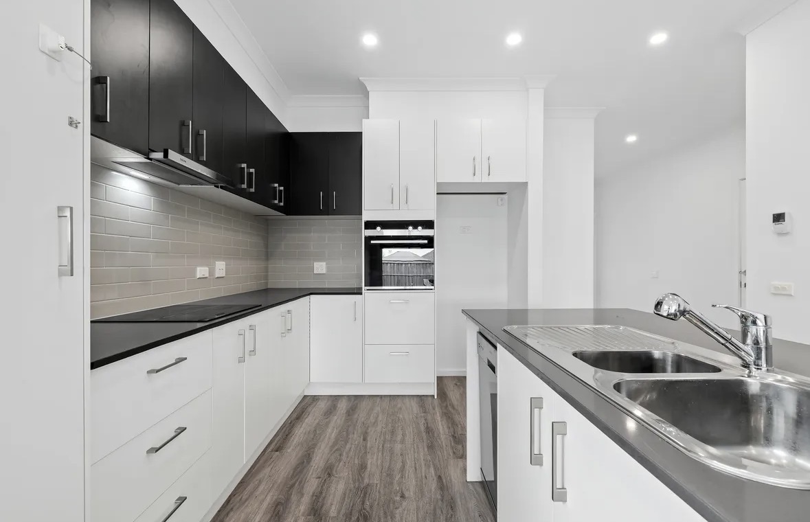 Looking for Robust SDA in Cranbourne East? Explore This 2+1 Home — Home image 5