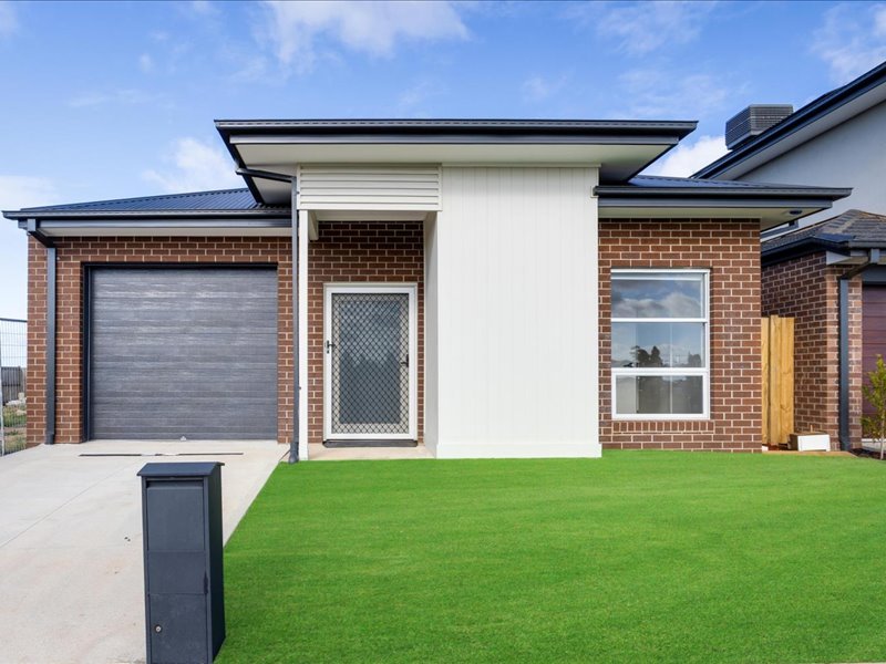 McCulloch St Melton South Vic 3338 — Home image 23