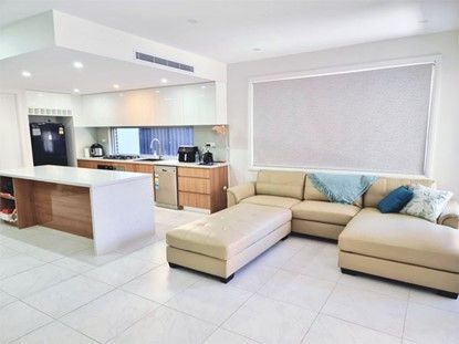 New Modern fully furnished 5 bedroom 4 bathroom home in Family neighbourhood — Home image 2