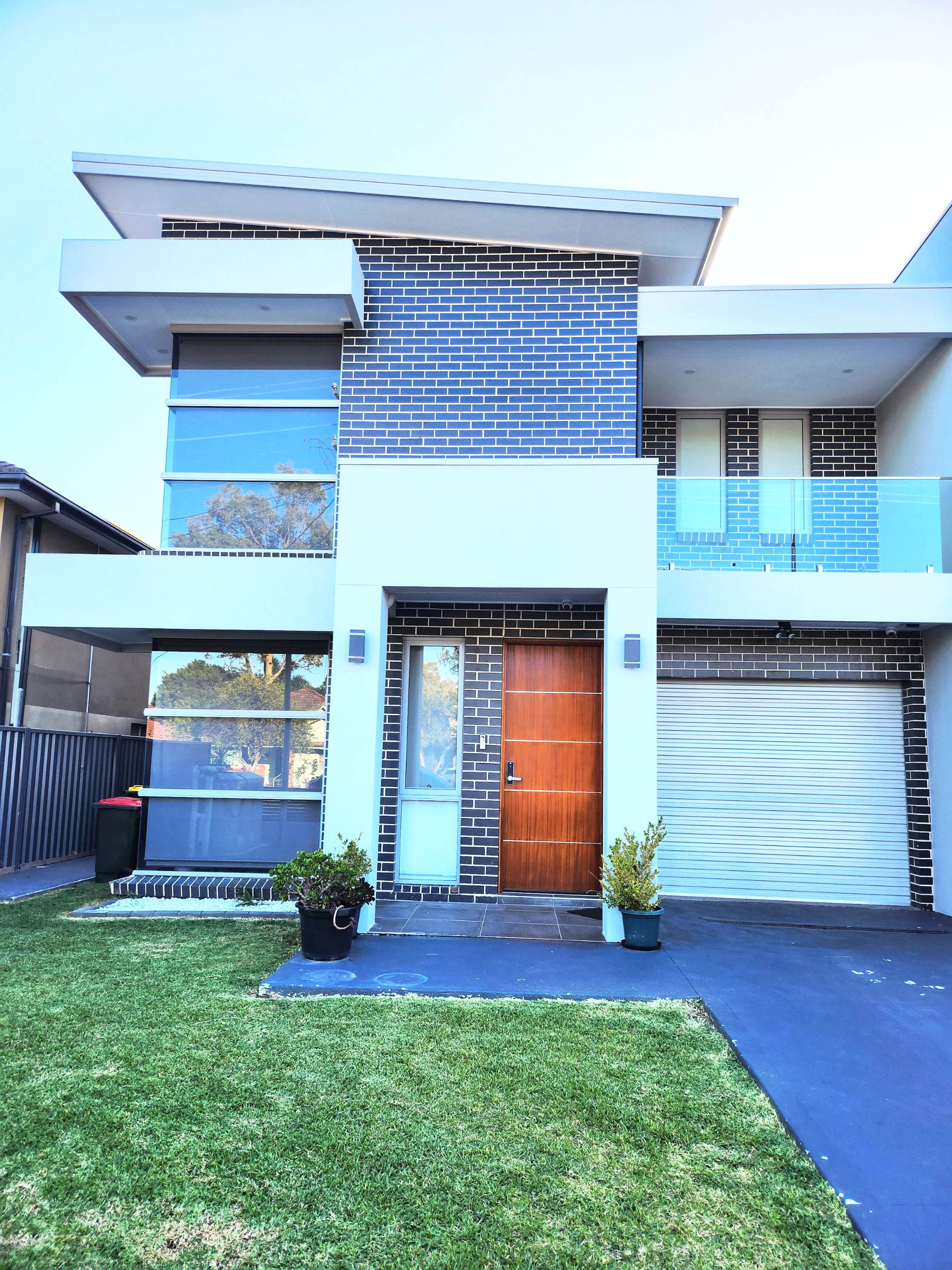 New Modern fully furnished 5 bedroom 4 bathroom home in Family neighbourhood — Home image 5