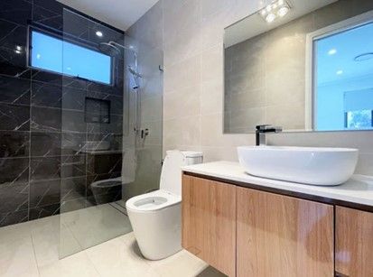 New Modern fully furnished 5 bedroom 4 bathroom home in Family neighbourhood — Home image 6