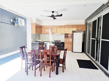 New Modern fully furnished 5 bedroom 4 bathroom home in Family neighbourhood — Home image 7