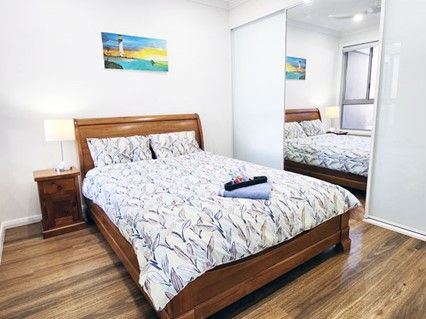 New Modern fully furnished 5 bedroom 4 bathroom home in Family neighbourhood — Home image 8