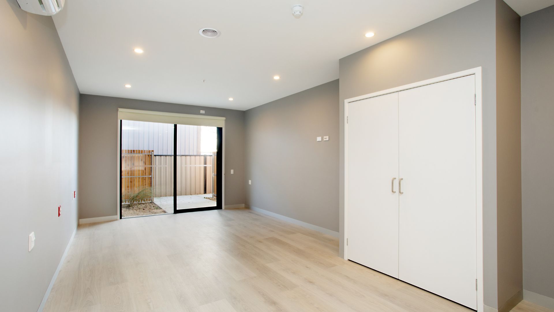 Brand new home in the heart of Sale! Room with self-contained kitchenette — Home image 2
