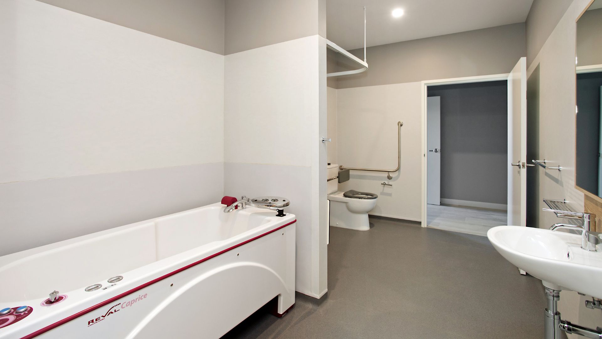Brand new home in the heart of Sale! Room with self-contained kitchenette — Home image 3