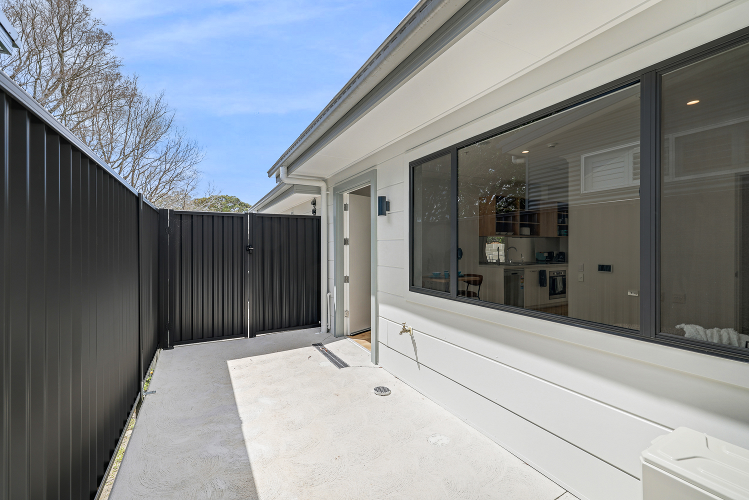 Spacious & Secure 1-Bed Robust Villa in Jannali, Sutherland Shire — Home image 2