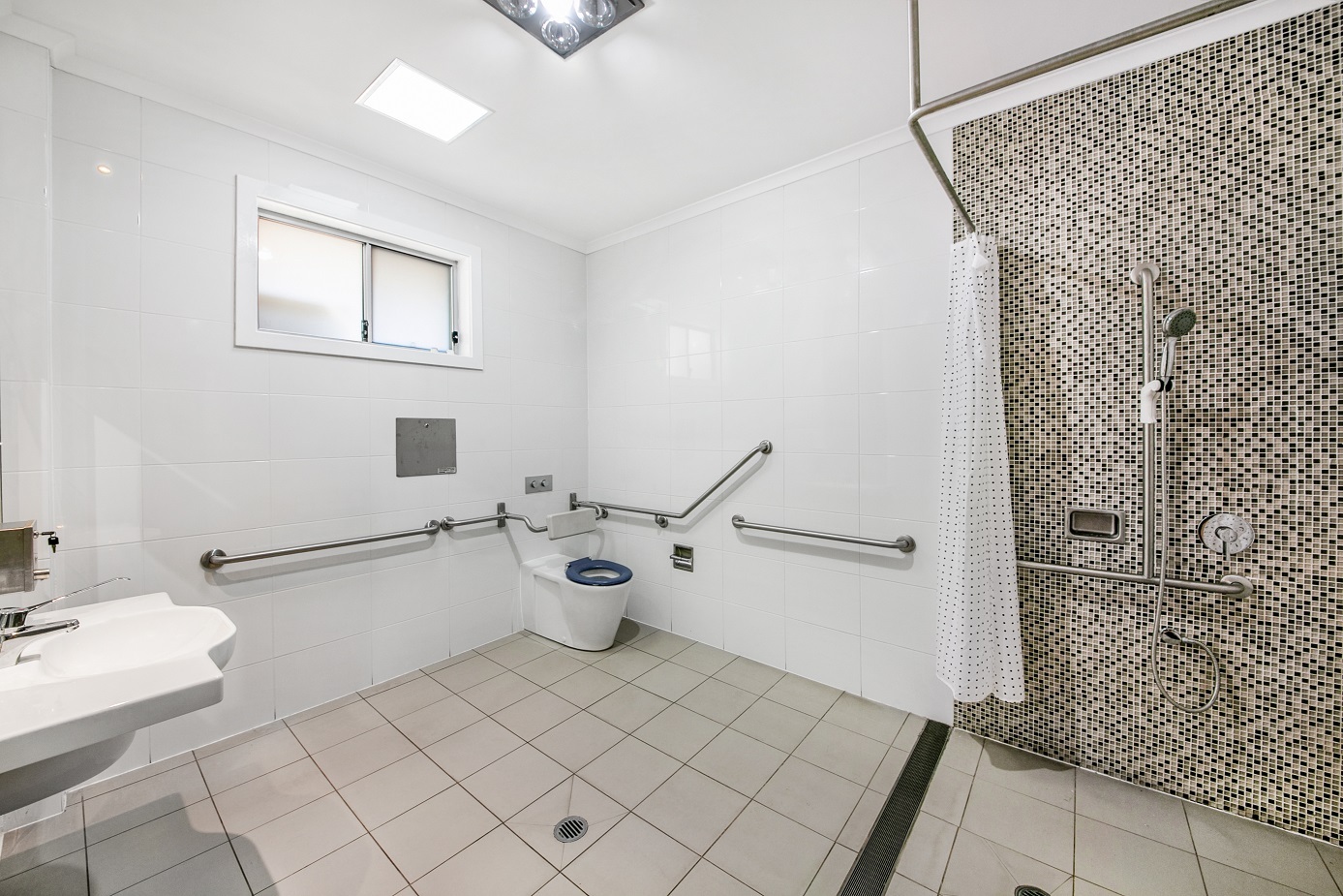 Modern, spacious villa, close to amenities in the historic town of Goulburn — Home image 7