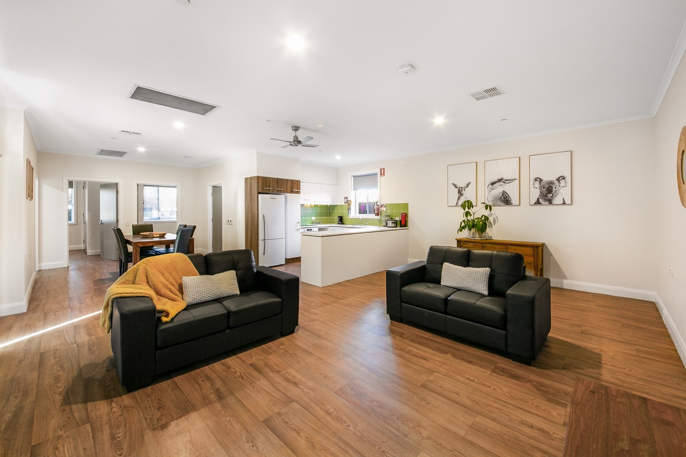 Modern, spacious villa, close to amenities in the historic town of Goulburn — Home image 8