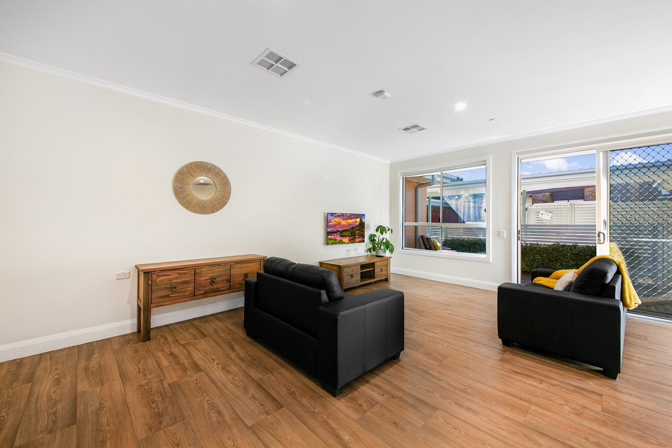 Modern, spacious villa, close to amenities in the historic town of Goulburn — Home image 9