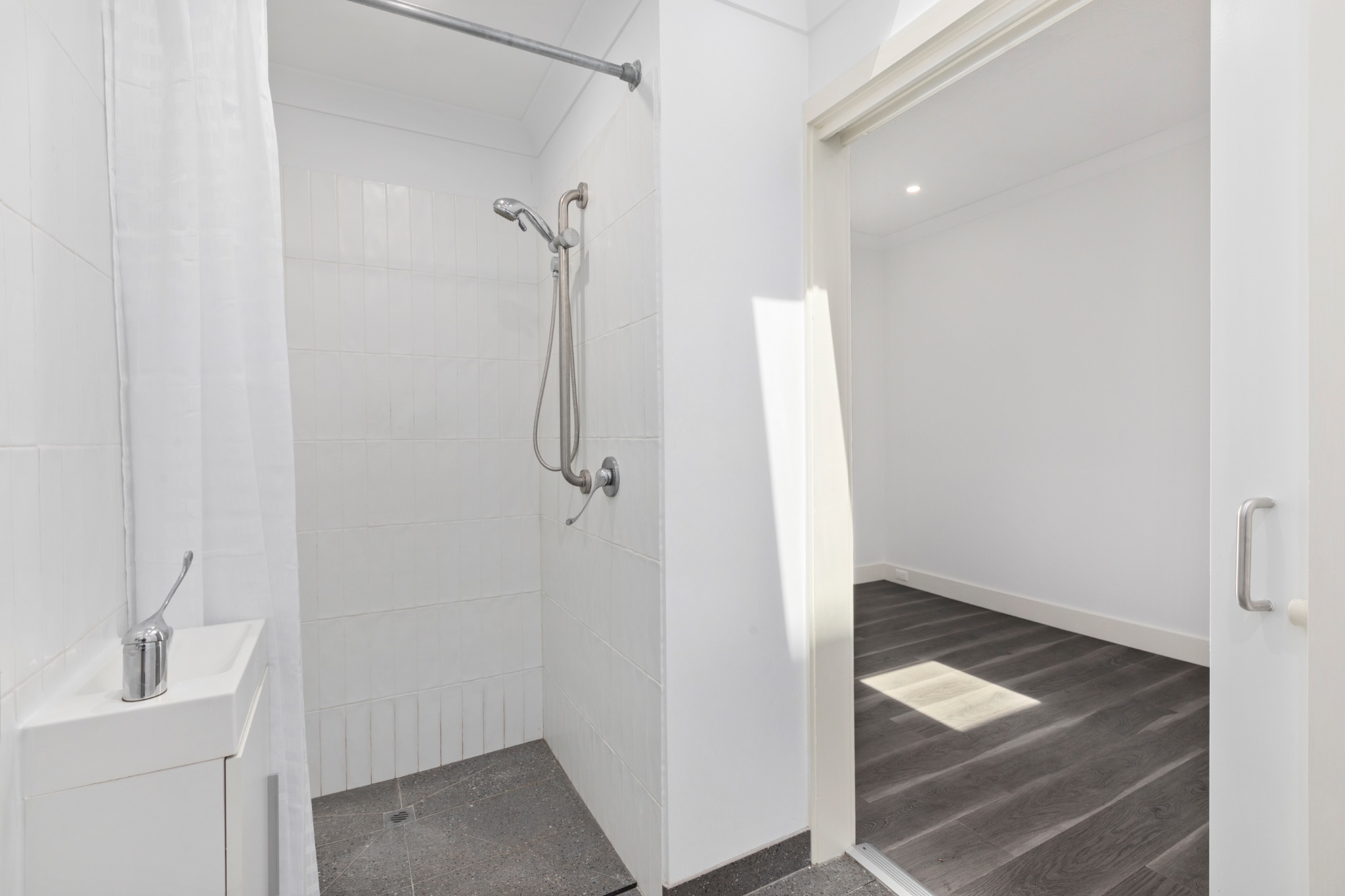 Beautifully Renovated Boutique Apartment in Hampton – A Place to Feel at Home — Home image 3