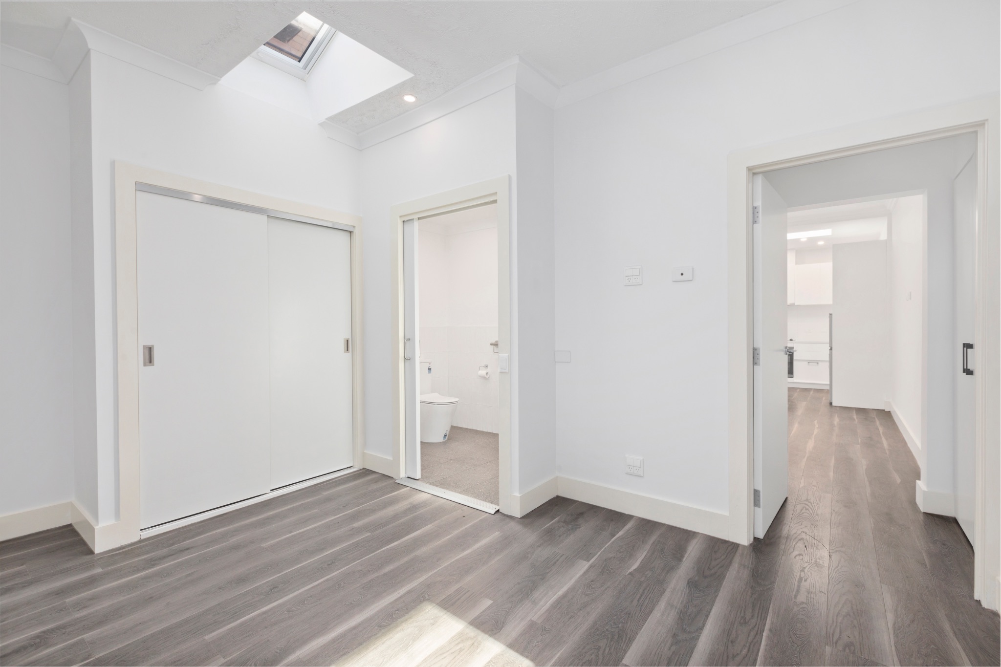 Beautifully Renovated Boutique Apartment in Hampton – A Place to Feel at Home — Home image 9