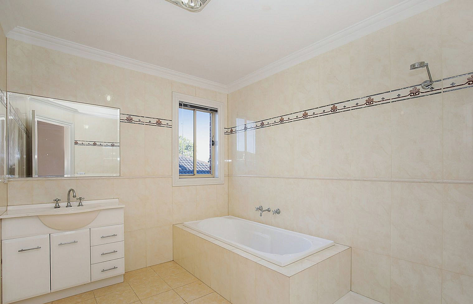 SIL - Grand living with great views — Home image 2
