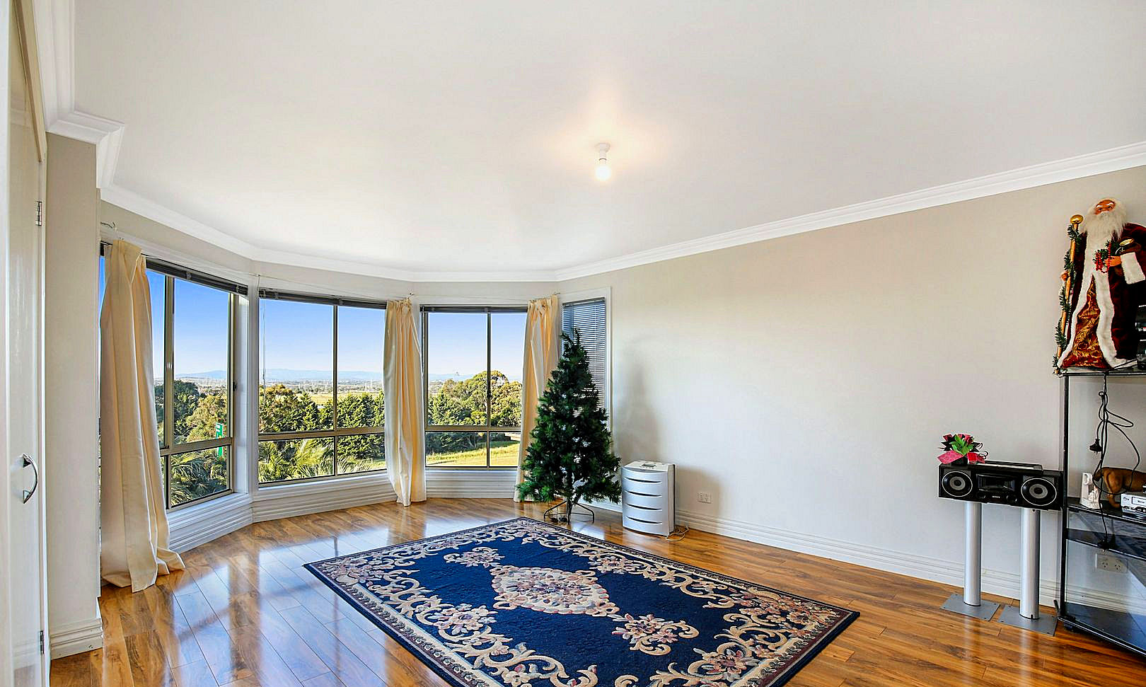 SIL - Grand living with great views — Home image 4