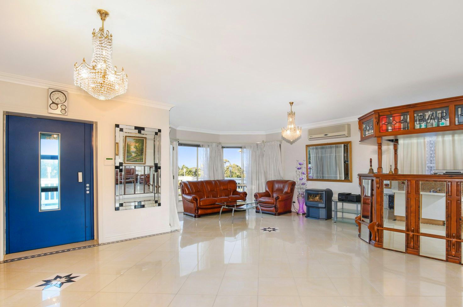 SIL - Grand living with great views — Home image 6