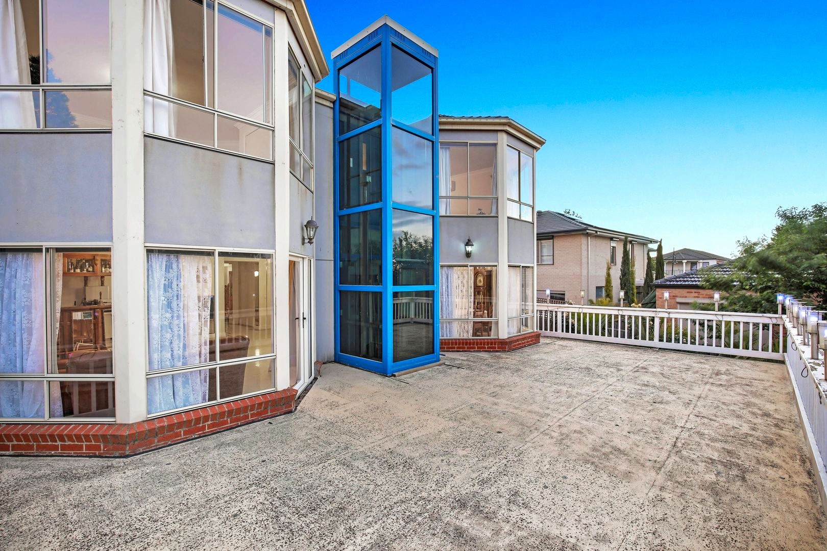 SIL - Grand living with great views — Home image 7