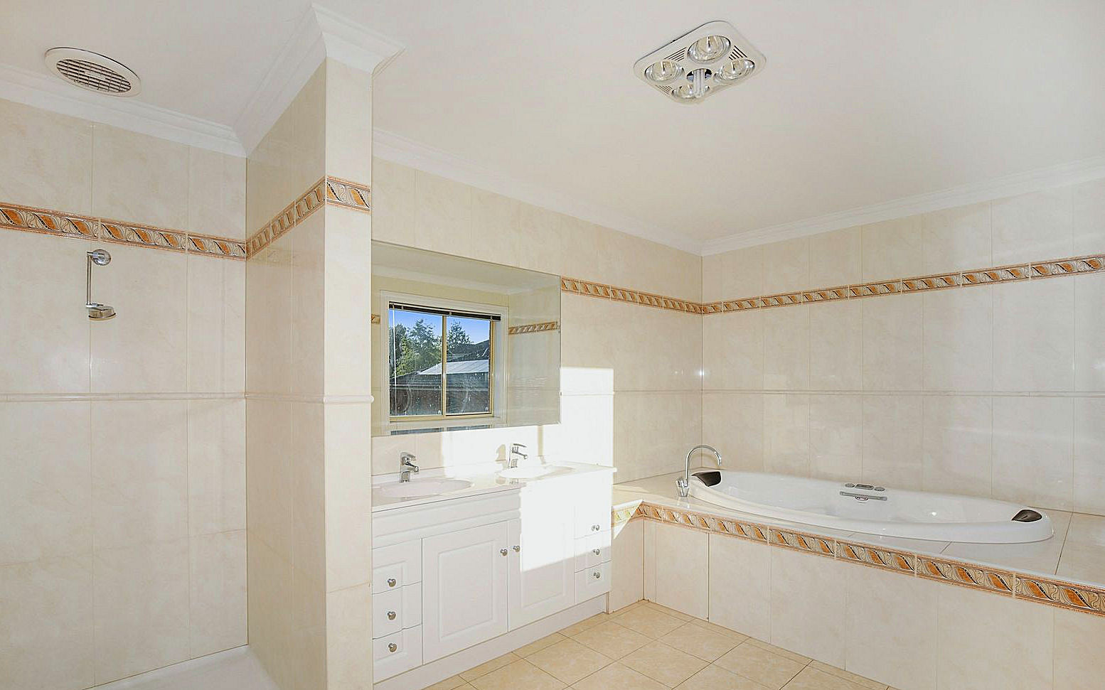 SIL - Grand living with great views — Home image 8