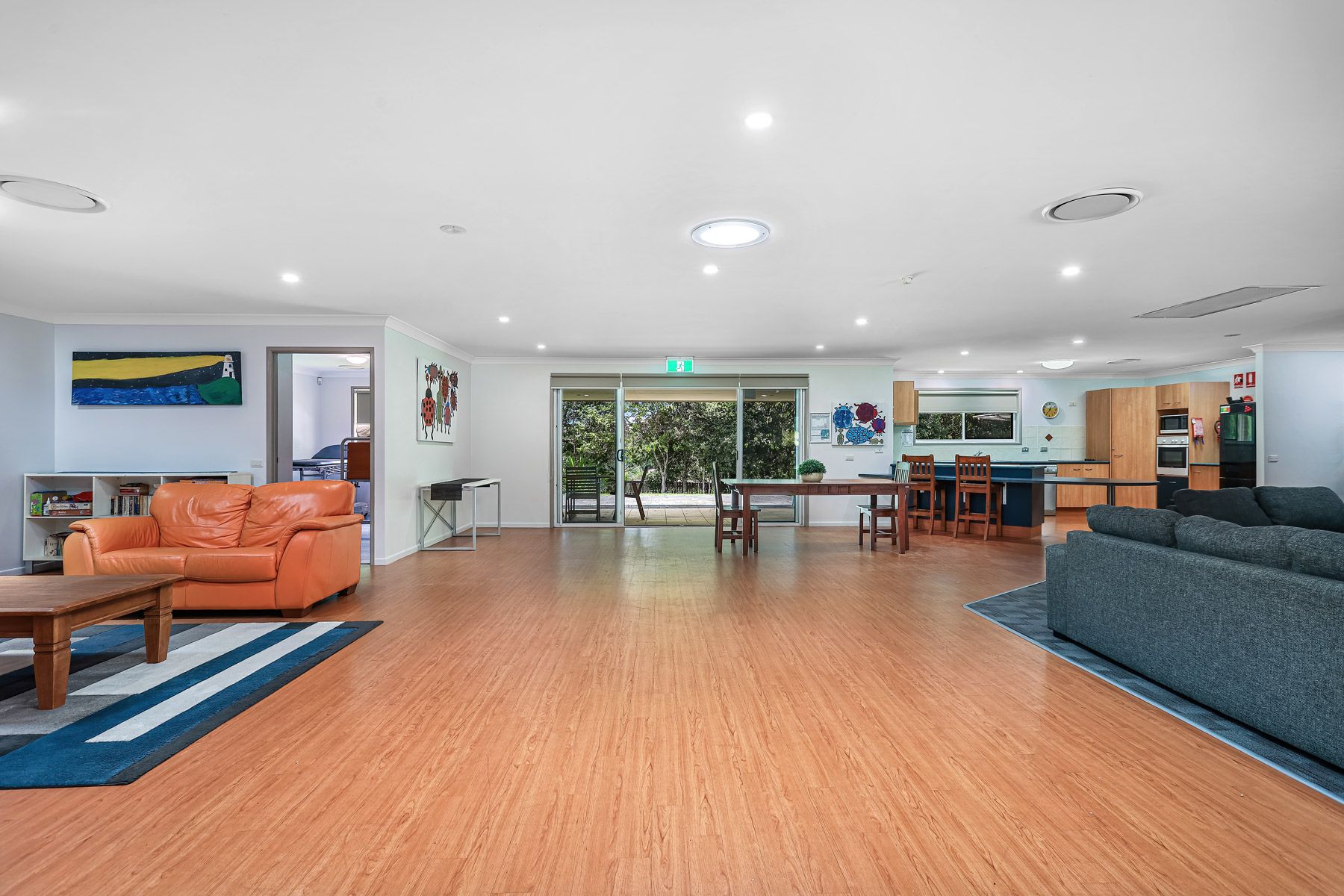Beautiful spacious home surrounded by mountains — Home image 6