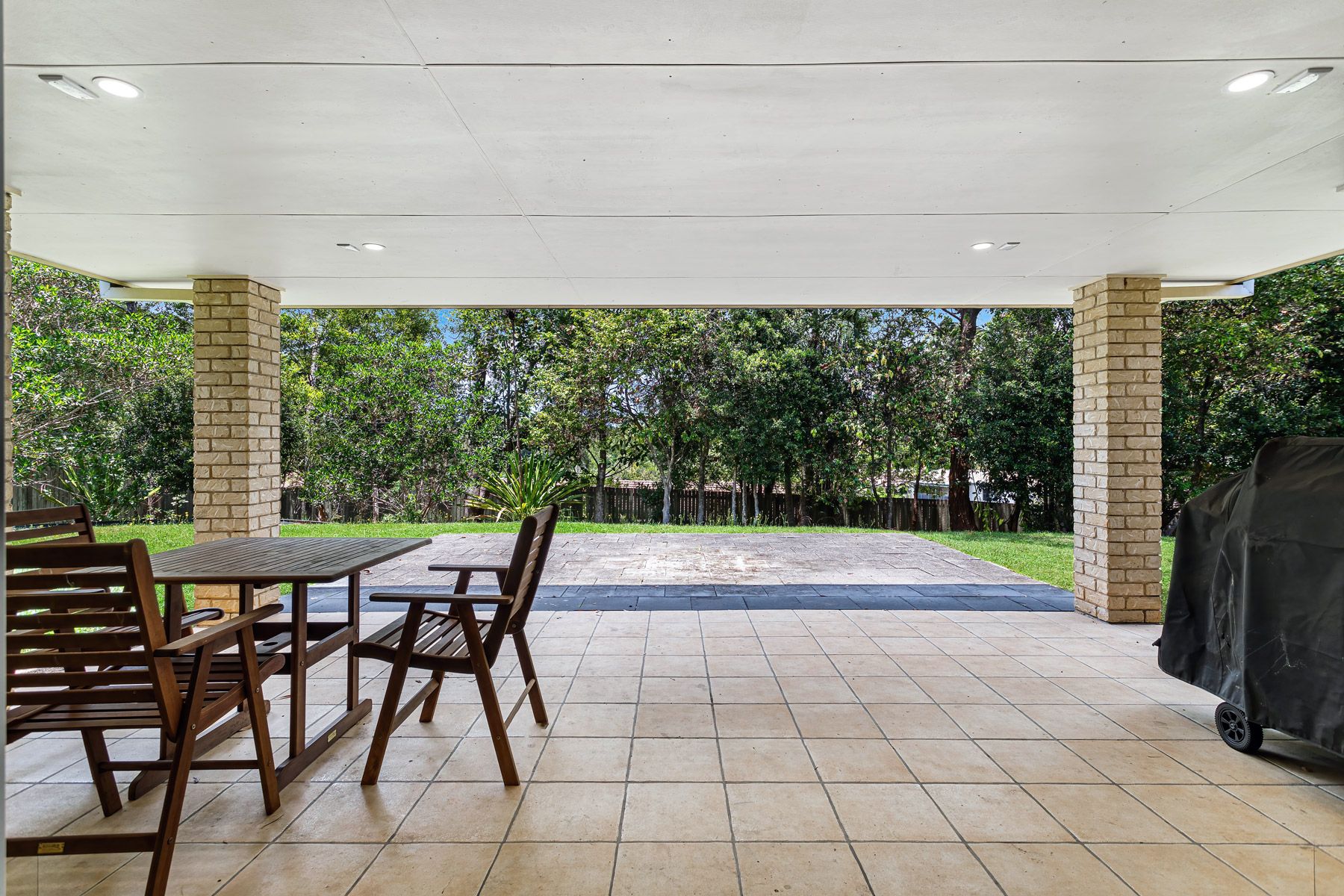 Beautiful spacious home surrounded by mountains — Home image 7